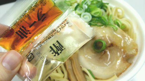 セブンイレブン『麺たっぷり！混ぜて食べる油そば』