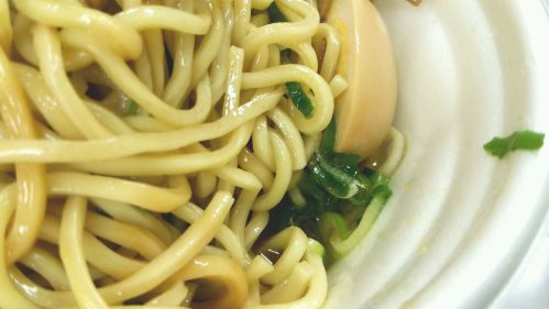 セブンイレブン『麺たっぷり！混ぜて食べる油そば』