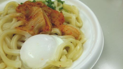 セブンイレブン『混ぜて食べる！キムチ釜玉うどん』