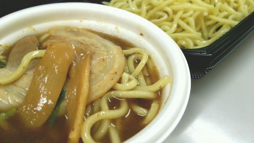 セブンイレブン『レンジで熱々つけ汁！豚骨魚介つけ麺』