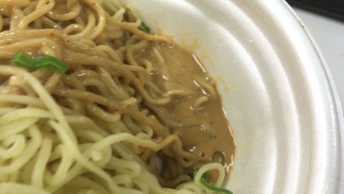 セブンイレブン『花椒の香り引き立つ！辛口汁なし担担麺』