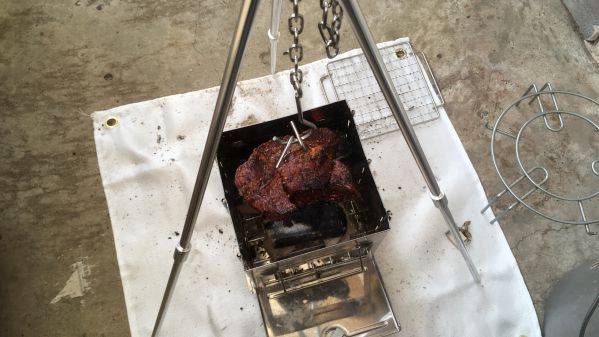 ベランダでキャンプ飯 ステーキ肉の吊るし焼きのレシピと食レポ エッセイマンガ オタクビアンカップル同棲日記 よめよめ