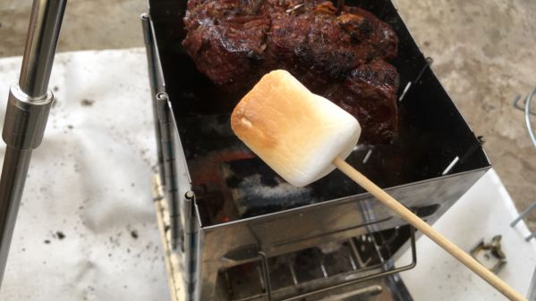 ベランダでキャンプ飯 ステーキ肉の吊るし焼きのレシピと食レポ エッセイマンガ オタクビアンカップル同棲日記 よめよめ