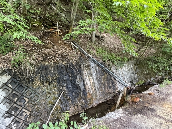 山梨県北杜市 増富温泉の野湯群 - 湯の中で屁を放ったようなブログ