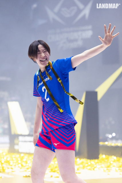荒木彩花選手
