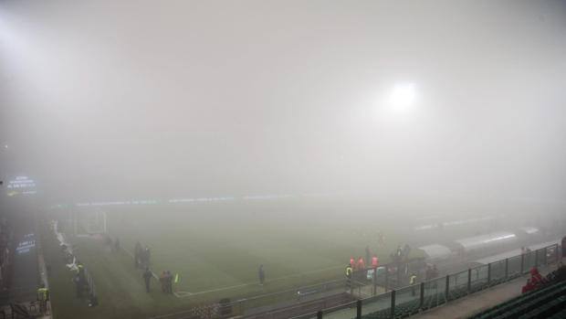 霧に覆われたサッスオーロの本拠地:マペイ・スタジアム 画像:霧に覆われたサッスオーロの本拠地:マペイ・スタジアム