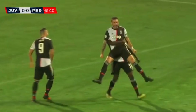決勝ゴールを決めたラニーニがI・トゥレに持ち上げられる 画像:決勝ゴールを決めたラニーニがI・トゥレに持ち上げられる