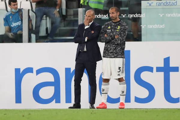 険しい表情で試合を見つめるアッレグリ監督とキエッリーニ 画像:険しい表情で試合を見つめるアッレグリ監督とキエッリーニ