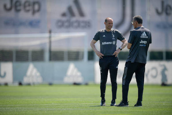 ランドゥッチ副監督と話し込むアッレグリ監督