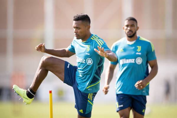 コンティナッサの練習場で調整する選手たち