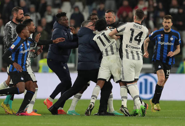 コッパ・イタリアの試合後に発生した乱闘劇