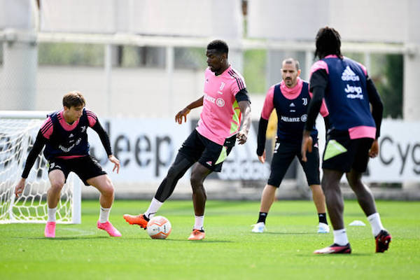 全体練習で汗を流すポグバ