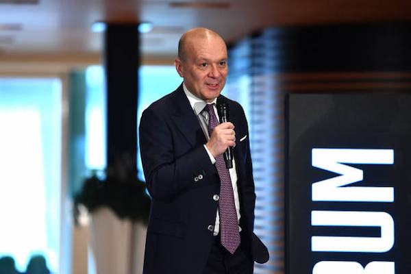 ビジネスフォーラムで発言をするスカナヴィーノCEO