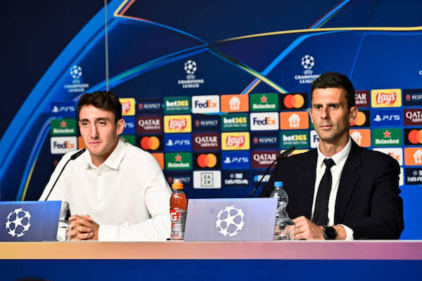 ライプツィヒ戦に向けた前日会見を行うチアゴ・モッタ監督とカンビアーゾ