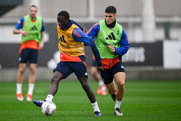 全体練習で調整するT・ウェアとアジッチ