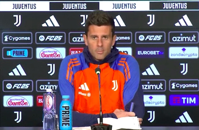 アタランタ戦に向けた前日会見を行うチアゴ・モッタ監督