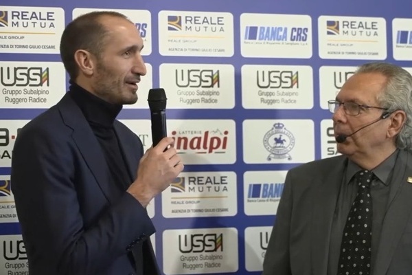 表彰式で取材に応じるキエッリーニ戦略ディレクター