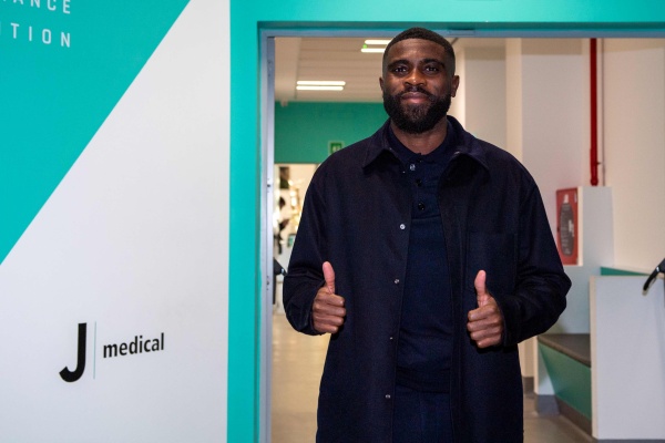 Jメディカルに到着したジェレミー・ボガ