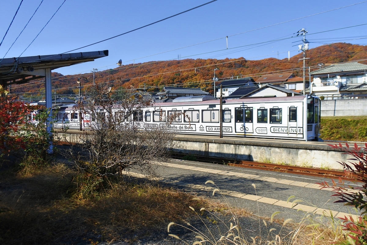 備前片上駅停車するラ・マル