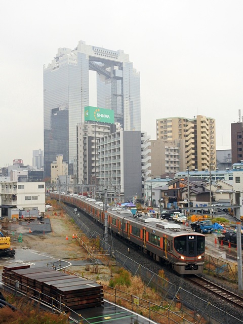 梅田貨物線を行く323系