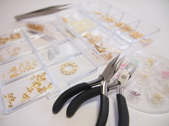 alt="アクセサリー ,作家になるには”