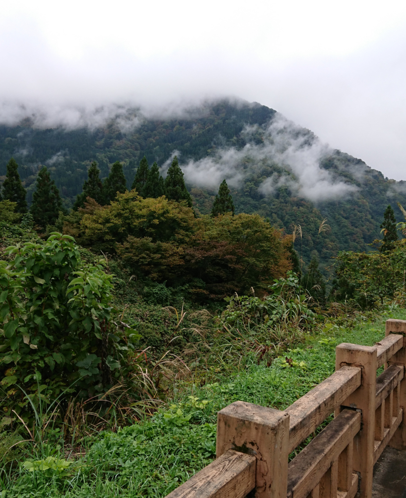 霧がかかる山