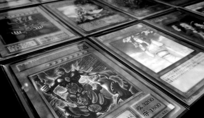 遊戯王カードを並べたモノクロ写真