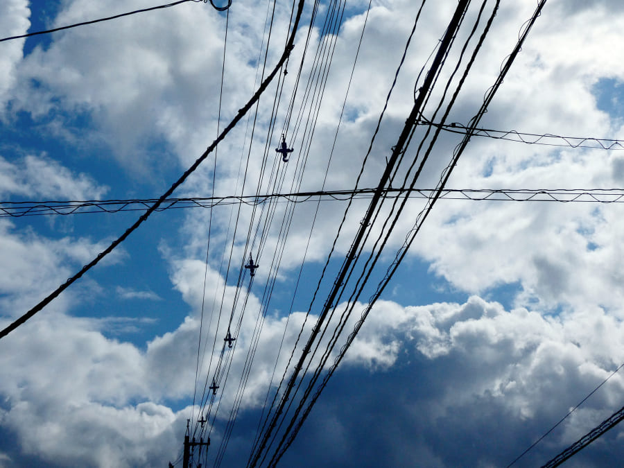 写真撮影 分厚い雲に覆われる電線