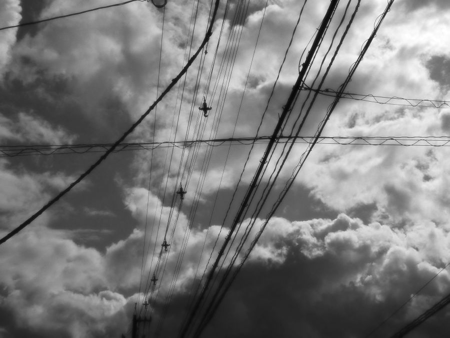 モノクロの雲と電線