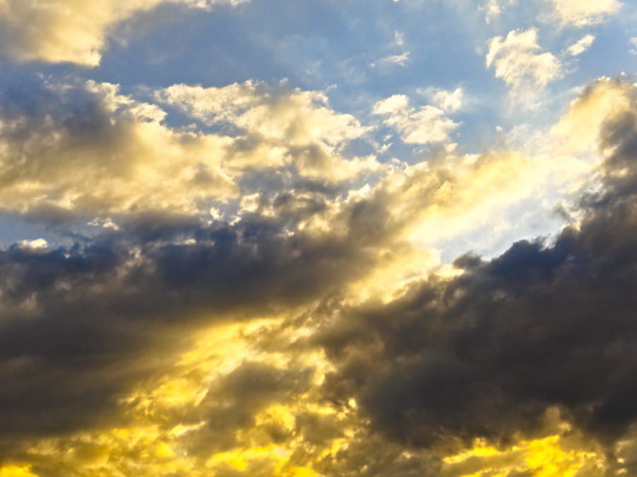 写真撮影 夕焼けの光で黄金色に染まる分厚い雲