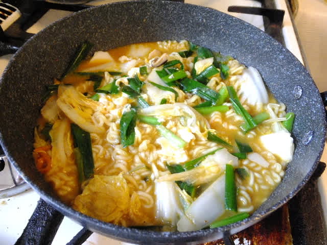 ある日のランチは「辛ラーメン・ブラック」 煮込み4分半 - 阿智胡地亭のShot日乗