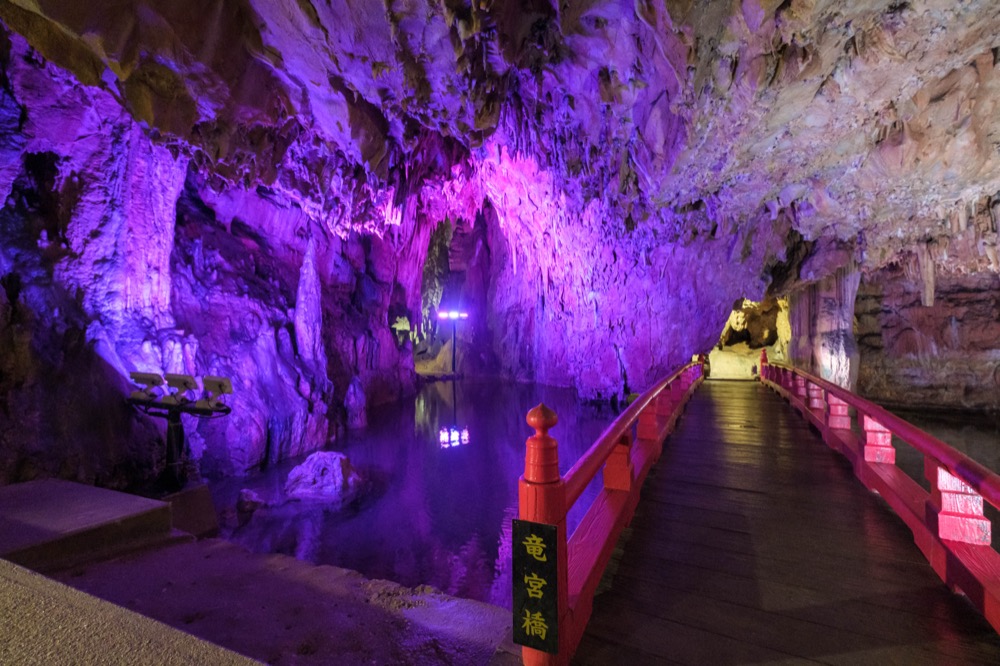 入手困難 3kg 乳白色の鍾乳石 青メノウ台付 岡山県新見市産 白色の