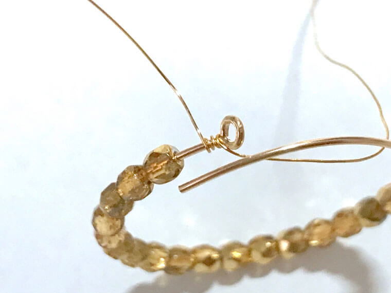 チェコビーズとワイヤーで作るフープピアス 作り方紹介 Acotto A Paris パリに暮らすアコットのはなし チェコビーズとワイヤーで作るフープピアス 作り方紹介 Acotto A Paris パリに暮らすアコットのはなし