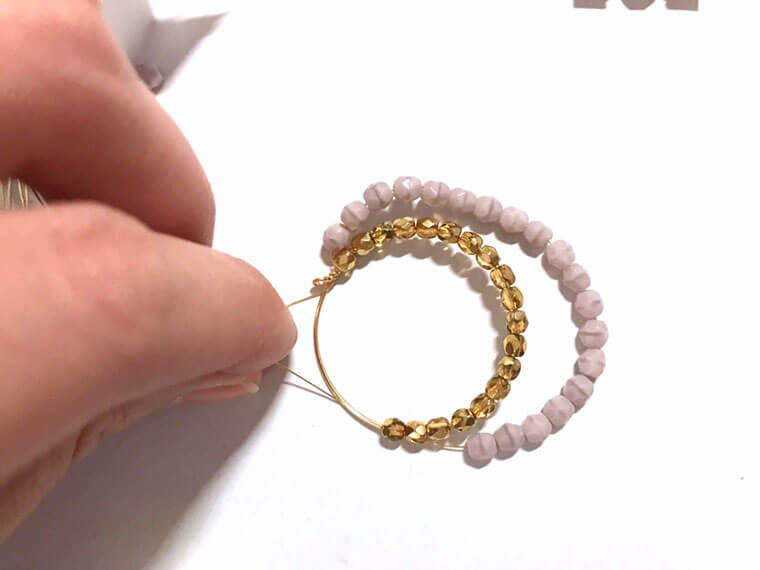 チェコビーズとワイヤーで作るフープピアス 作り方紹介 Acotto A Paris パリに暮らすアコットのはなし チェコビーズとワイヤーで作るフープピアス 作り方紹介 Acotto A Paris パリに暮らすアコットのはなし