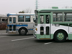 岩手県交通色と国際興業色の並び