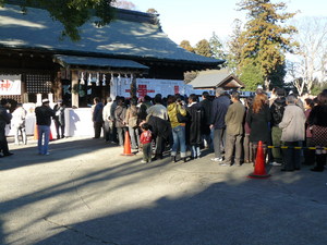 鷲宮神社本殿　参拝する人々