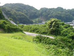 岡本の撤去基地跡地は芝生が植えられてきれい。