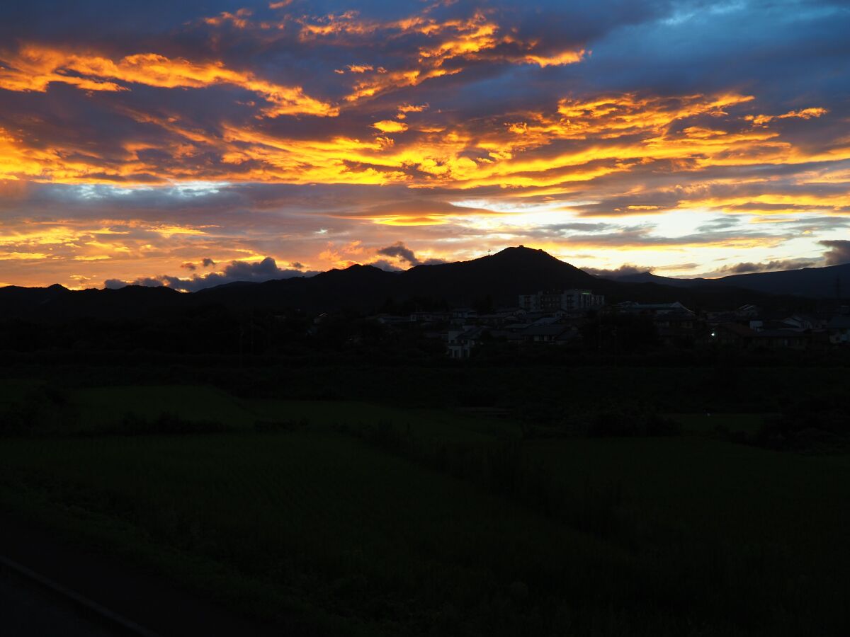 8月15日の夕焼け（夕方の虹も出ています・・・） - あれが安達太良山