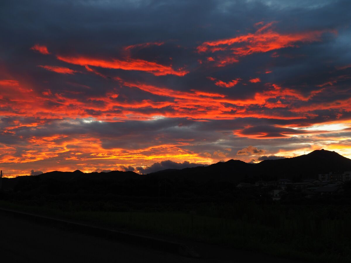 8月15日の夕焼け（夕方の虹も出ています・・・） - あれが安達太良山