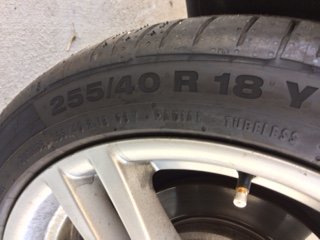 Mスポーツのタイヤのサイズは、後輪255・前輪225の太さです