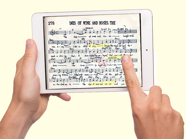 iPadに表示されている楽譜をタッチしている