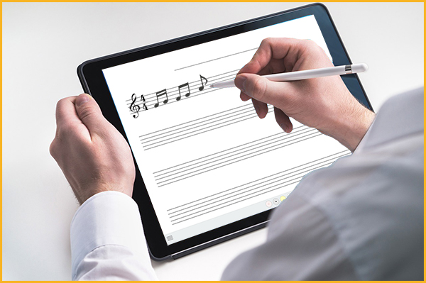 iPodで楽譜を作っている男性