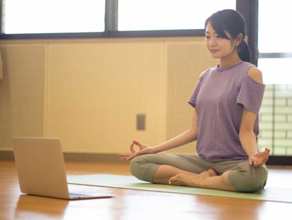 自宅でヨガを楽しんでいる女性