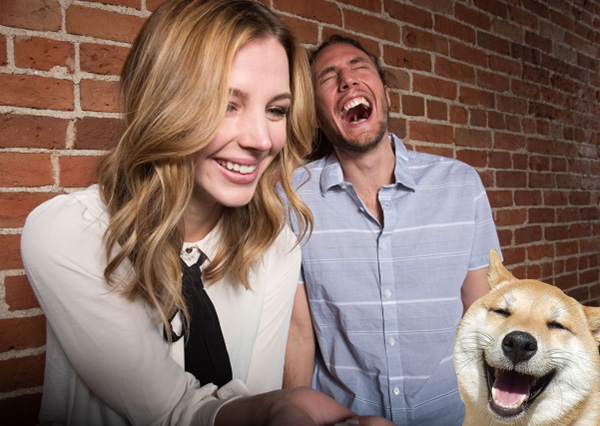 笑っているカップルと犬