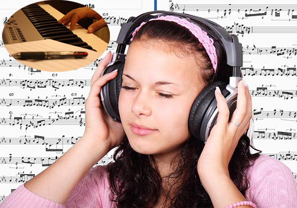 ヘッドホンで楽曲をコピーする女性