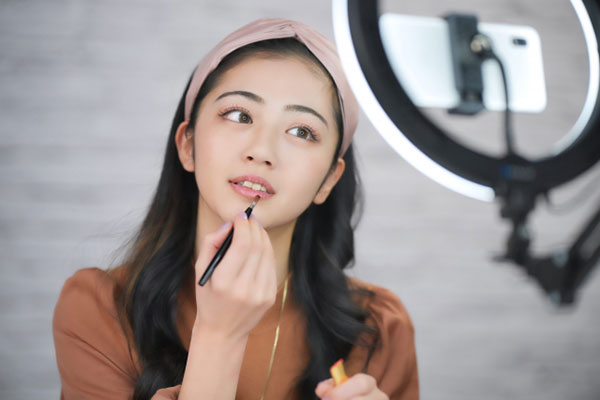 化粧のハウツー動画をアップするブイロガー