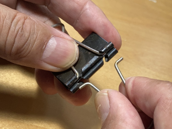 ダブルクリップのフックを外す手順