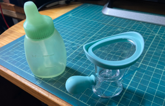 目と鼻を洗う容器