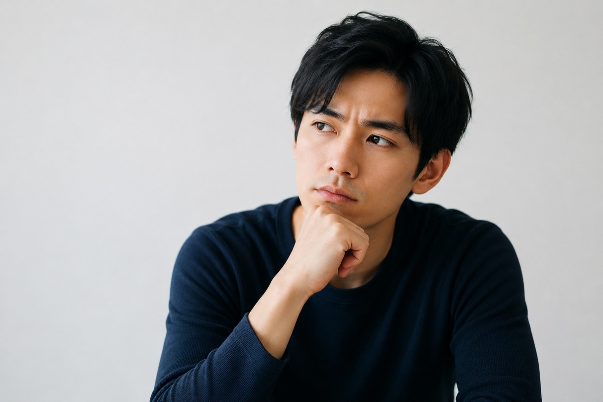 思案している様子の男性