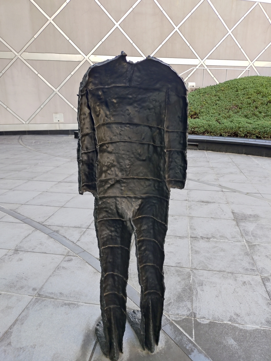 名古屋市美術館】無料で見られる衝撃作「黒い立像」と「智者の頭